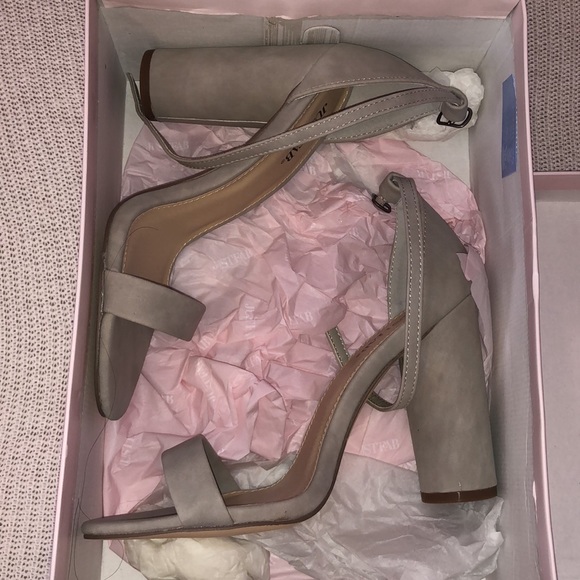 JustFab Grey Heels - Picture 3 of 4